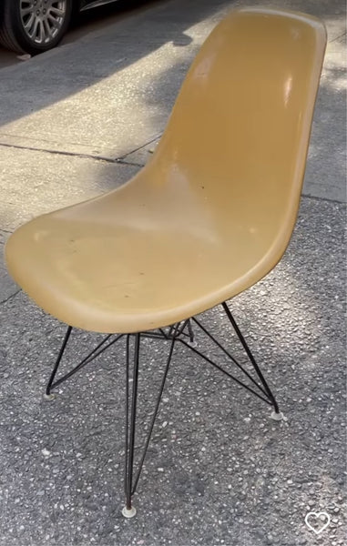 Herman Miller Fiberglass Shell Chair with Black Eiffel Base