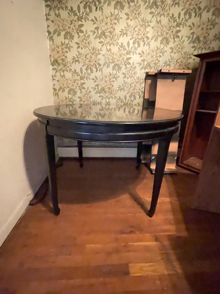 1970s Chinoiserie Style Black Lacquer Wood 44” Dining Table (Has Two Leaves)